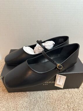 Banana Republic Factory Black Mary Jane Flats with Gold Buckle, size 8.5, NIB